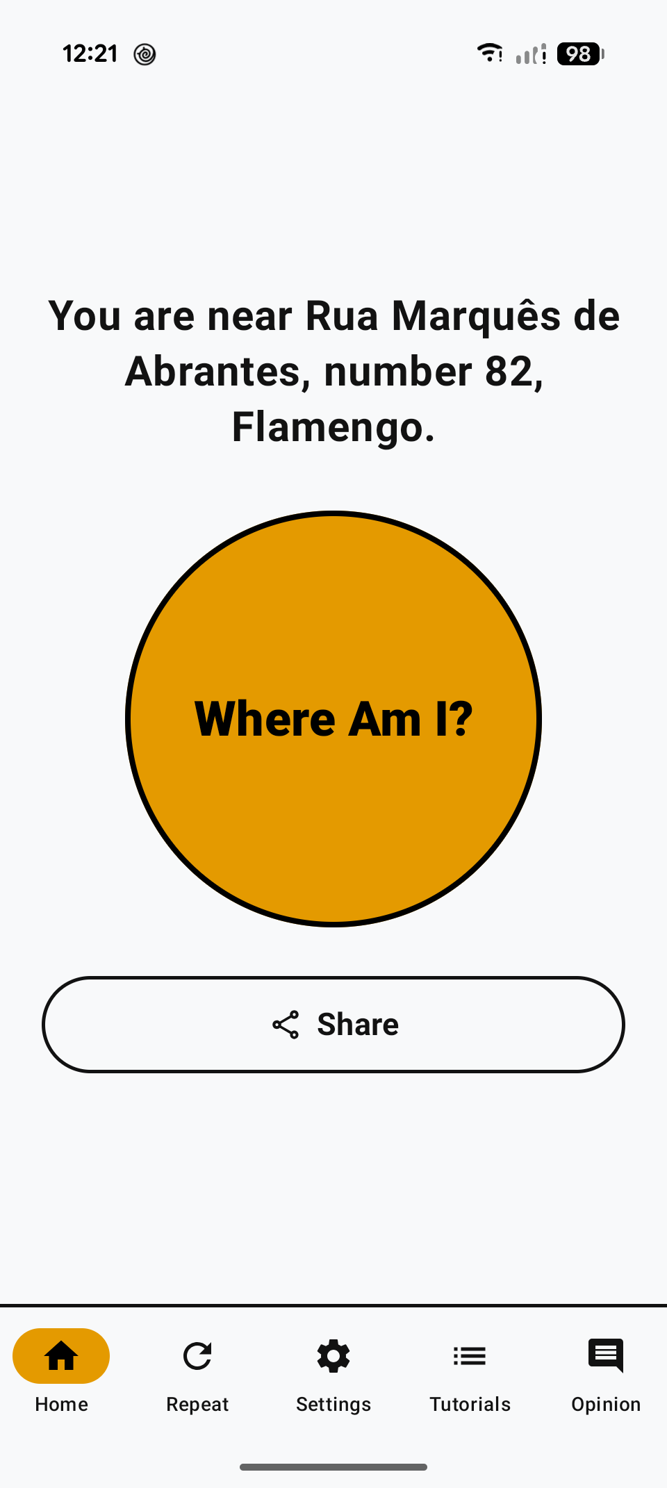 App screen with the spoken location: You are near Rua Marquês de Abrantes, number 82, Flamengo.