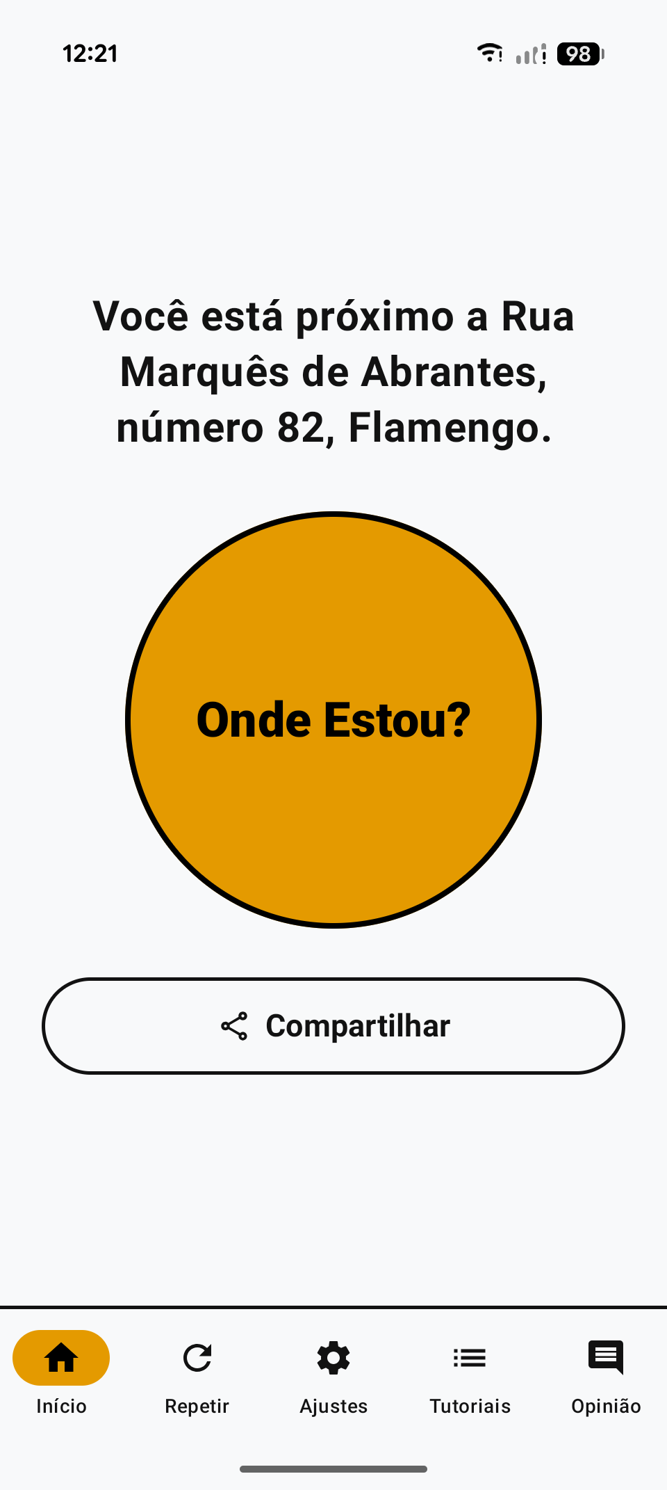 Tela do aplicativo com a localização falada: você está próximo a Rua Marquês de Abrantes, número 82, Flamengo.